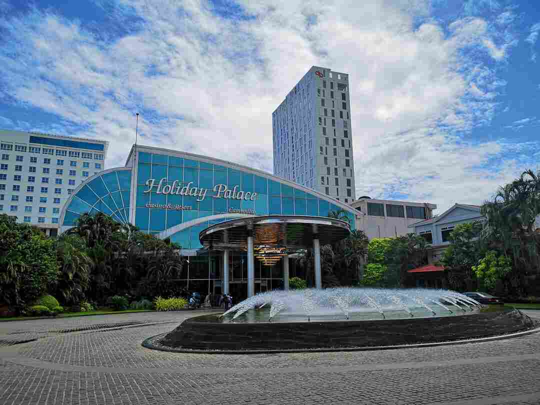 Khách sạn và resort Holiday Palace nằm ở phía Tây Bắc của xứ sở Campuchia